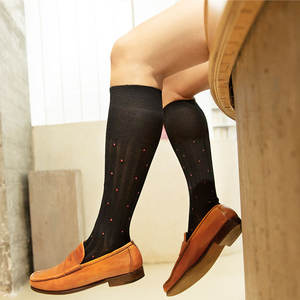 Chaussettes habillées en tricot de <span class=keywords><strong>nylon</strong></span> et de coton fin pour hommes, mode estivale, <span class=keywords><strong>bas</strong></span> respirants noirs avec logo de la marque en <span class=keywords><strong>bas</strong></span> - Product Image 4