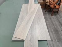 Plancher rigide à clipser en SPC, couleur bois, avec bords biseautés et motifs EIR en relief profond, fabriqué en Chine