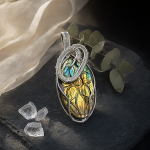 Pendentif ovale en labradorite sculptée florale et enroulée de fil - Révélez l'attrait de la labradorite - Product Image 3