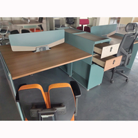 Vente en gros plateau de table en placage de panneaux deux couleurs quatre sièges poste de travail avec prise de fil et cloison système de bureau meuble modulaire