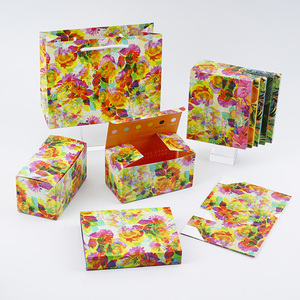 Ensemble de boîtes en carton imprimées de motifs floraux colorés de luxe avec logo personnalisé, sac fourre-tout en papier assorti, emballage compact, économie sur les frais de livraison - Product Image 1
