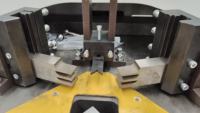 Machine automatique d'insertion de bande thermique pour profilés aluminium, avec alimentation en bande de polyamide pour machines de fenêtrerie