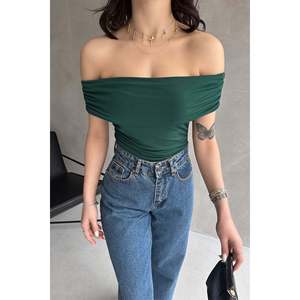 Chemise à col Madonna, épaules dénudées, froncée, bleue, haut en denim pour femmes - Product Image 1