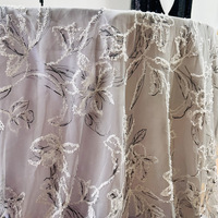Nappe de table en argent luxueuse à motif floral en forme de vigne |   Superposition ronde en maille transparente avec broderie exquise |   Décoration de fête et de banquet de luxe léger