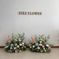 Bruiloft entree decoratie, bloemstukken met wilde bloemen in natuurlijk ogende, hoogwaardige bloemen en groen.