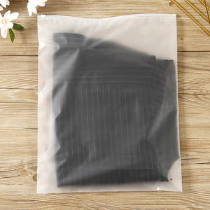 Ziplock PE Tshirt กระเป๋าเสื้อผ้าพีวีซีซิปถุงโพลีที่มีโลโก้เสื้อผ้าที่กำหนดเองน้ำค้างแข็ง EVA บรรจุภัณฑ์พลาสติกถุงซิป - Product Image 4