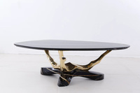 Tables basses irrégulières personnalisées combinant le marbre et le laiton, meubles décoratifs artistiques, avec une créativité unique