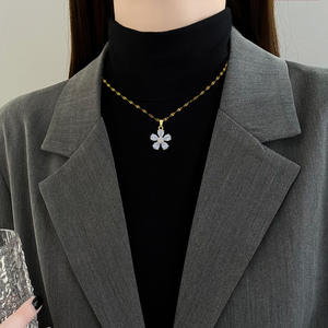 Collar con colgante de cadena de eslabones de cristal chapado en oro nuevo de moda con flor de cinco pétalos, joyería Unisex, personalidad de moda en Internet - Product Image 2