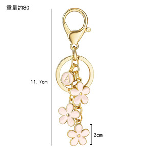 LLavero de abalorio de serie de flores esmaltadas bonitas de color rosa con 26 letras iniciales del alfabeto para mujer, abalorio para bolso, flores decorativas de doble cara - Product Image 2