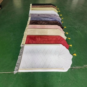 Tappetino da Preghiera Islamico Moderno in Flanella Goffrata, Spesso e Morbido, Antiscivolo, per Uso Domestico e in Moschea - Product Image 1