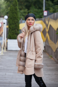 Fabricante de Parkas de Invierno, Abrigo de Cachemira con Cierre de Piel de Zorro Blanqueada y Teñida, Parka de Cachemira con Capucha, Puños de Piel de Marta y Zorro - Product Image 2