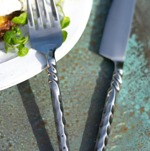 Couverts en acier inoxydable de haute qualité forgés à la main-Ensemble de salle à manger durable de 4 pièces Ustensiles modernes pour des repas élégants - Product Image 4