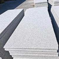 Granite blanc, pierre naturelle, utilisé pour le revêtement mural extérieur et le pavage des places, durable et résistant aux intempéries.