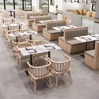 Ensemble de mobilier de restaurant moderne : chaises à dossier en bois, banquettes grises, tables à plateau en marbre – Vente en gros