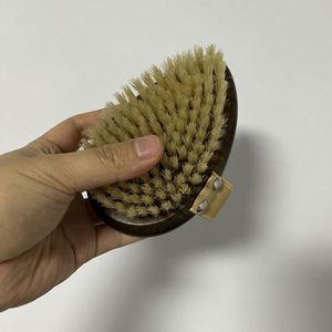 Brosse corporelle exfoliante en bois à poils naturels avec sangle de poignet - Product Image 4