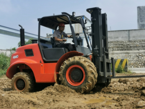 <span class=keywords><strong>Chariot</strong></span> élévateur tout-terrain 4x4 de 5 tonnes certifié CE YCMG, <span class=keywords><strong>chariot</strong></span> élévateur diesel tout-terrain pour la construction et l'agriculture - Product Image 1