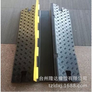 Reductor de velocidad de caucho Longda de cinco canales 900x500x50mm con ranuras para gestión de cables en carreteras - Product Image 4