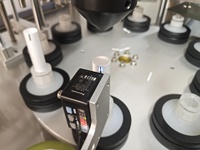 Remplissage de tube souple en plastique entièrement automatique à grande vitesse scellant de remplissage de tube de machine de cachetage d'air chaud