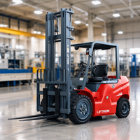 Chariot élévateur contrepoids électrique Liftron CPD35 3500 kg pour installation de rayonnages et manutention de matériaux, avec pneus pleins pour stabilité accrue