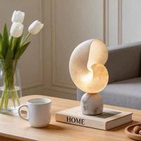 Lampe de table moderne de luxe en fibre de verre, sculpturale, coquille de Nautilus, base en pierre, minimaliste, pour projet hôtelier, chambre à coucher, décoration de villa