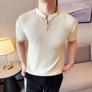 เสื้อโปโลแขนสั้นคอเฮนลีย์สำหรับผู้ชาย สีพื้น คอวี แฟชั่นสไตล์คนเมือง - Product Image 2