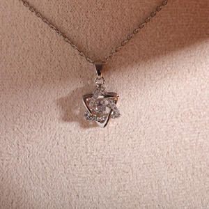 Colgante de oro rosa de cobre de lujo de 18 quilates con diseño de bloqueo de diamante completo Collar de estrella de seis puntas de acero de titanio para mujer - Product Image 3