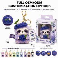 Porte-clés en peluche personnalisé OEM ODM, motif paresseux aux myrtilles, mignon animal de café, breloque de sac, design chapeau de fruit, boîte cadeau imprimée sur mesure CE UKCA ASTM