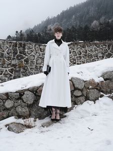 Abrigo de Invierno Elegante para Mujer, Diseño de Alta Costura, Abrigo Cruzado de Veloura con Cuello Vuelto, de WhiteAnt Vietnam - Product Image 2