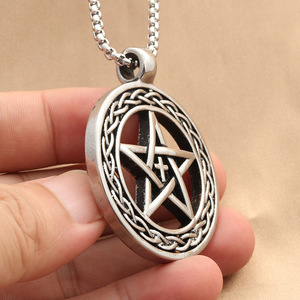 Collier avec pendentif rond en acier inoxydable pour hommes, avec étoile à cinq branches, design géométrique rétro, bijoux de style punk - Product Image 3