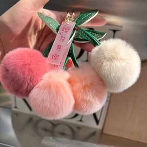 Al por mayor: Adorno colgante de peluche de conejo Rex para mochila escolar, colgante de coche de conejo Rex con pelo y cereza, bonito y para San Valentín, llavero de peluche con cereza EXW - Product Image 3