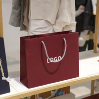 Sac en papier de luxe personnalisé avec votre propre logo pour les cosmétiques, les vêtements, les chaussures, les cadeaux, les boutiques, avec poignée en ruban