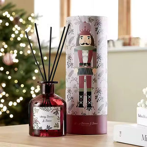 Difusor de Aromas Aikun OEM al por Mayor, Aroma Festivo a Bayas y Canela, en Botella de Vidrio Roja, con Caja de Regalo Navideña para el Hogar - Product Image 1
