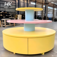 Vitrine d'exposition LED personnalisable et écologique, avec grille de rangement jaune, dessus arrondi, trois tiroirs et base bleu ciel pour magasin de détail