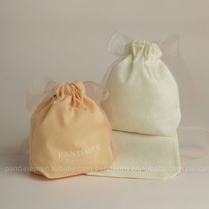 PandaSew Housse anti-poussière légère en coton avec logo personnalisé, sac à cordon pour emballage commercial et de détail, pochette à bijoux - Product Image 3