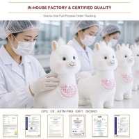 Peluche d'alpaga blanc adorable en position debout avec bavoir à carreaux, animal en peluche moelleux pour la décoration de la chambre de bébé et cadeau confortable