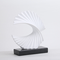 Sculpture abstraite ondulée blanche et noire, ornement d'art moderne minimaliste en résine avec base en marbre, sculpté à la main, luxe pour la maison ou le bureau