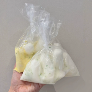 Decoraciones de plástico para huevos de Pascua, artículos desechables para fiestas, blancos y amarillos con lunares verdes - Product Image 1
