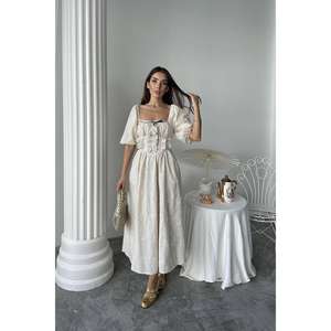 Elegante Vestido de Noche Beige Bordado de Organza sin Espalda, con Cintura Imperio y Corte en A, Hecho a Mano - Product Image 4