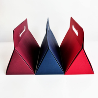 Carpeta de Cartón Reciclable Plegable Estilo Triángulo Unitario con Forro de Algodón y Barnizado, Logotipo Personalizado Premium para Regalo de Boda