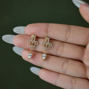 Pendientes de Plata 925 con Baño de Oro de 18K y Circonita Cúbica 5A en Forma de Flor de Iris, Diseño Exclusivo Dylam Charm para Mujer - Product Image 4