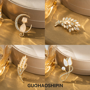 เข็มกลัดดอกไม้แฟชั่น โลหะผสม คริสตัล มุก ของขวัญสุดหรูสำหรับผู้หญิง - Product Image 5