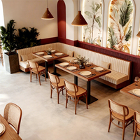 Ensemble de mobilier moderne pour hôtel, restaurant, café, fast-food : table carrée en bois et cuir, chaises, banquette et sièges de type canapé pour cafétéria