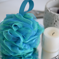 Vente en gros de pouf éponge de douche en luffa éponge de douche PE bleue personnalisée écologique pour le corps éponge de douche en filet à récurer