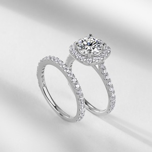 Anillo <span class=keywords><strong>de</strong></span> Compromiso 2 en 1 <span class=keywords><strong>de</strong></span> <span class=keywords><strong>Plata</strong></span> <span class=keywords><strong>de</strong></span> Ley S925 con Moissanita Redonda <span class=keywords><strong>de</strong></span> Color D VVS1 y Halo <span class=keywords><strong>de</strong></span> Tallo Dividido - Product Image 5