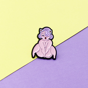 2025セクシーボディカーリーヘア小さな女の子赤い唇手シャイブローチ人格ソフトエナメルラペルピン - Product Image 4