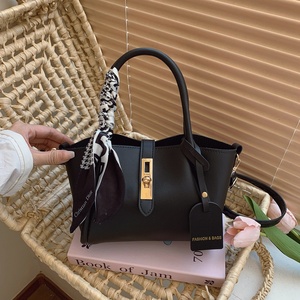 Sac à main sophistiqué en PU pour <span class=keywords><strong>femme</strong></span>, nouvelle collection 2025, sac bandoulière polyvalent de style occidental, sac seau tendance avec foulard en soie et fermeture éclair - Product Image 1