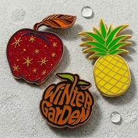 Vente en gros de badges en métal émaillés modernes personnalisés 30mm, impression UV, motifs de dessins animés mignons, accessoire vestimentaire