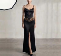 Robe longue noire sans manches à fines bretelles avec empiècements en dentelle, fente avant et découpes, coupe ajustée pour femme, idéale pour les soirées et les galas