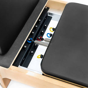 เครื่องพิลาทิสรีฟอร์มเมอร์ไม้บีชทรงสี่เหลี่ยมคางหมู แข็งแรงทนทาน หุ้มด้วยหนังไมโครไฟเบอร์ พร้อมโลโก้สั่งทำพิเศษ สำหรับสตูดิโอโยคะและการฝึกฟื้นฟูสมรรถภาพ - Product Image 4