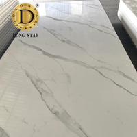 Feuille de PVC à motif marbre blanc de 2,8 mm 3 mm, surface ultra brillante pour la décoration murale intérieure, service de découpe et de gravure disponible